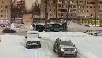 Пять пассажиров автобуса пострадали в аварии в Петербурге