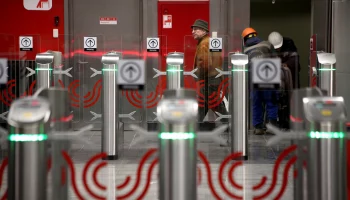 Оплату по биометрии подключили к турникетам еще на восьми станциях метро Москвы