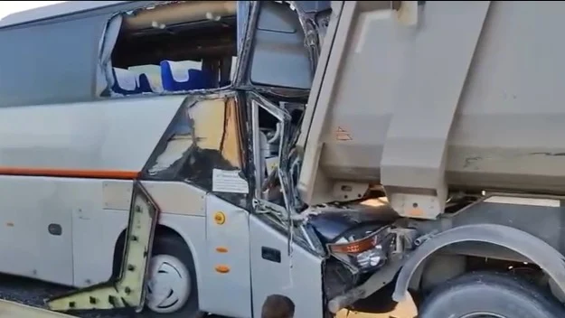 Экскурсионный автобус с детьми столкнулся с грузовиком в Краснодарском крае Экскурсионный автобус с детьми столкнулся с грузовиком в Краснодарском крае