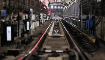 Человек упал на пути на одной из станций Замоскворецкой линии метро