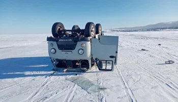 Автомобиль с туристами перевернулся на Байкале Автомобиль с туристами перевернулся на Байкале