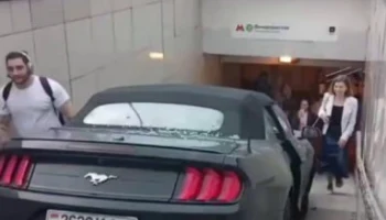 Mustang вылетел на лестницу у выхода из метро &laquo;Домодедовская&raquo; после ДТП