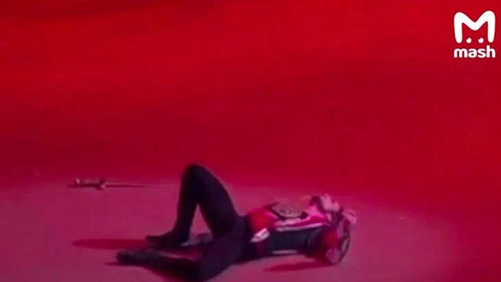 Премьер Большого театра Михаил Лобухин получил травму во время балета Премьер Большого театра Михаил Лобухин получил травму во время балета