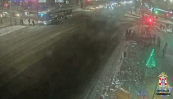 Троллейбус в Омске проехал на красный и сбил ребенка на пешеходном переходе