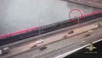 Мужчина залез на крышу поезда метро и на ходу спрыгнул в Москву-реку