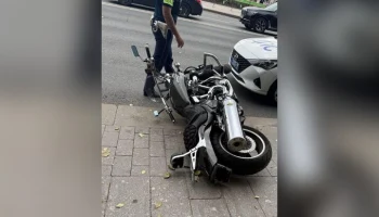 Мотоциклист насмерть въехал в бордюр в центре Москвы