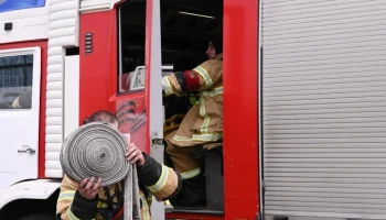 Производственное здание загорелось в Петербурге на площади 3,5 тыс "квадратов"