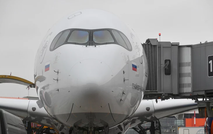 Колеса шасси лопнули у самолета во время посадки в Якутии