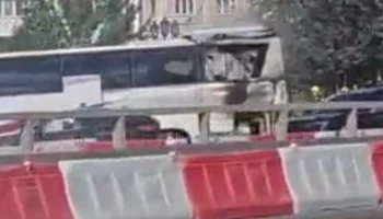 Туристический автобус загорелся на Липецкой улице на юге Москвы Туристический автобус загорелся на Липецкой улице на юге Москвы