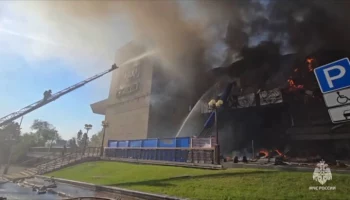 Обрушение кровли над фойе произошло в горящем театре Хабаровска