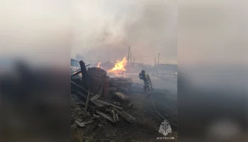 15 городских строений загорелись в Вихоревке Иркутской области после пожара в СНТ