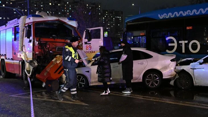 Двенадцать человек пострадали в массовом ДТП на юге Москвы