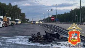 Спорткар разбился и взорвался на платной трассе в Одинцово