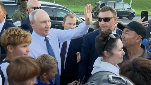 Путин пообщался с горожанами на улицах Новосибирска после рабочей программы Путин пообщался с горожанами на улицах Новосибирска после рабочей программы