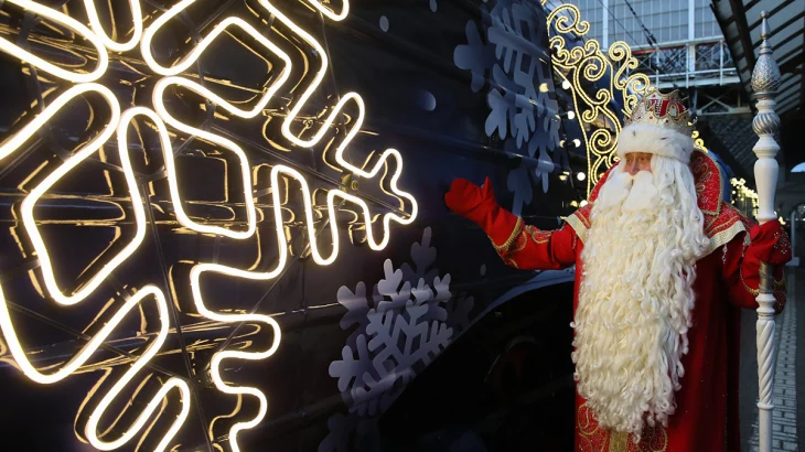 Поезд Деда Мороза проехал по Москве перед отправкой в новогоднее путешествие Поезд Деда Мороза проехал по Москве перед отправкой в новогоднее путешествие