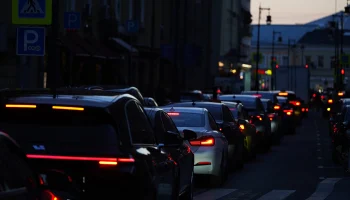 Москвичей призвали не отвлекаться на телефон за рулем из-за дождя