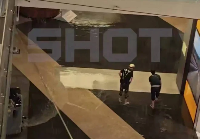 Shot: Торговый центр «Кунцево плаза» затопило на западе Москвы Shot: Торговый центр «Кунцево плаза» затопило на западе Москвы