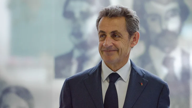 Саркози направляется в парижскую тюрьму, где начнет отбывать срок Саркози направляется в парижскую тюрьму, где начнет отбывать срок