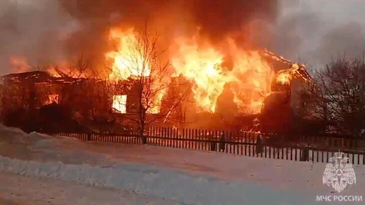 Два человека погибли при пожаре в доме в Кировской области Два человека погибли при пожаре в доме в Кировской области