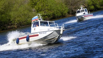 Спасатели вытащили из воды женщину, упавшую с корабля на севере Москвы