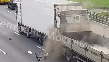 Видео с моментом столкновения двух грузовиков на МКАД появилось в Сети