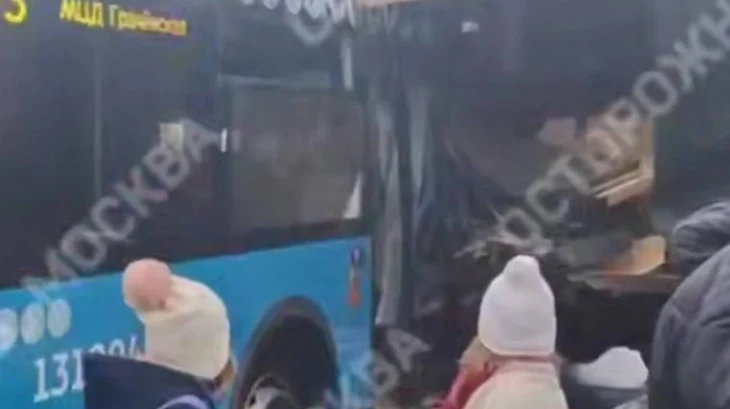 СМИ: Пассажиры автобуса пострадали в ДТП с «газелью» на севере Москвы СМИ: Пассажиры автобуса пострадали в ДТП с «газелью» на севере Москвы