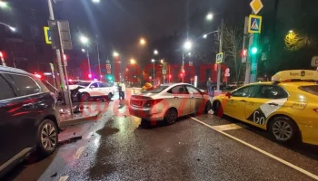 Авария с участием трех автомобилей произошла на Большой Очаковской улице