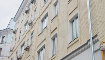 Дом начала XX века, возведенный в неоклассическом стиле, отремонтировали в Тверском районе