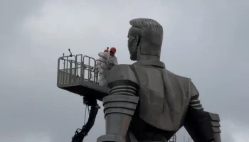 Памятник Юрию Гагарину в Москве промоют в преддверии Дня космонавтики