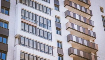 Омбудсмен раскритиковала женщину, посадившую ребенка на край балкона в Подмосковье