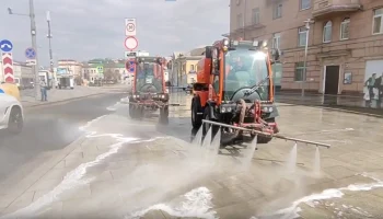 Столичные специалисты городского хозяйства промыли дороги и тротуары с шампунем