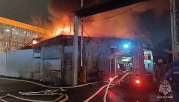 Автосервис загорелся на юго-востоке Москвы