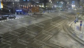 Машина столкнулась с электробусом в центре Москвы