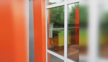 Административное здание повреждено из-за атаки БПЛА в Брянске