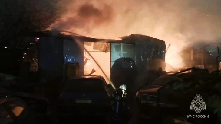 Станция техобслуживания загорелась в Санкт-Петербурге