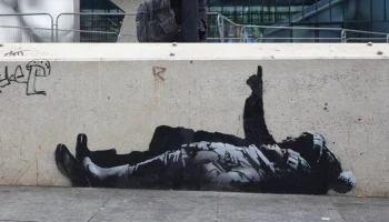 Новая работа Бэнкси появилась рядом с посольством России в Лондоне