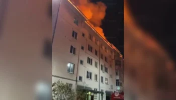 Крупный пожар вспыхнул в жилом доме в Красноярском крае