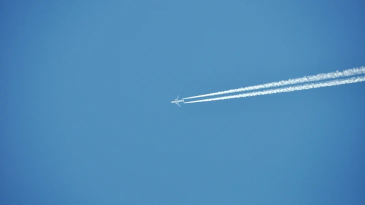 Двигатель пассажирского самолета Boeing взорвался в воздухе над Нигерией Двигатель пассажирского самолета Boeing взорвался в воздухе над Нигерией