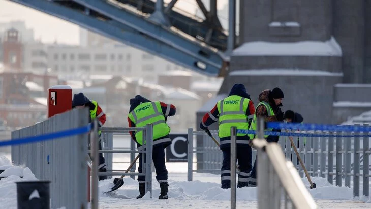 Коммунальные службы ликвидируют последствия снегопада в Москве