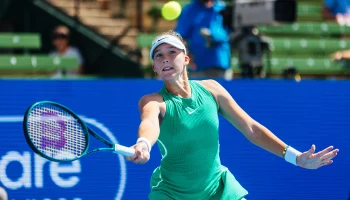 Мирра Андреева спела на корте в честь дня рождения тренера Кончиты Мартинес Мирра Андреева спела на корте в честь дня рождения тренера Кончиты Мартинес