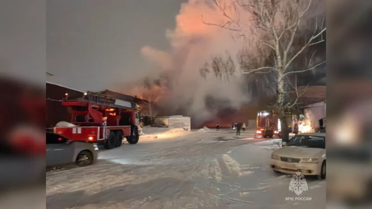 Крупный пожар произошел на складе в Новосибирске Крупный пожар произошел на складе в Новосибирске