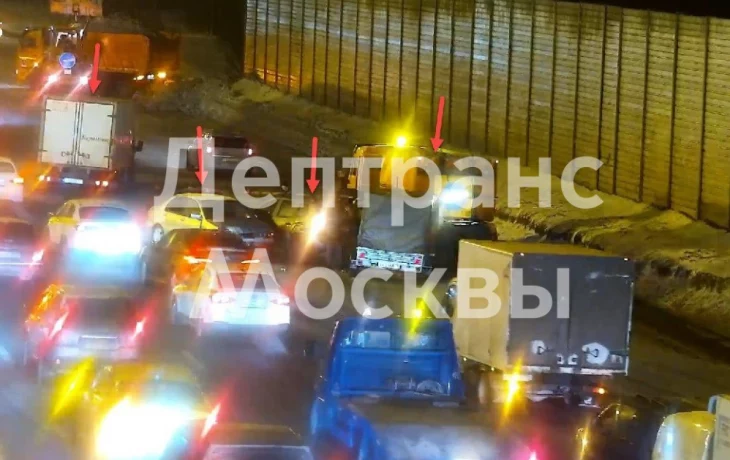 Несколько автомобилей столкнулись на севере Москвы Несколько автомобилей столкнулись на севере Москвы