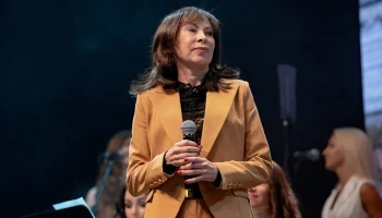 Директор Хлебниковой опроверг слухи об опухоли у певицы