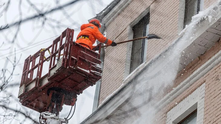 Крыши домов в Москве начнут очищать после снижения интенсивности снегопада Крыши домов в Москве начнут очищать после снижения интенсивности снегопада