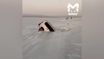 Пять автомобилей ушли под лед в Амурском заливе в Приморье