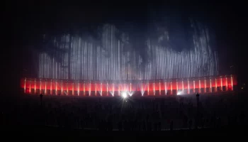 Небо над Музеем Победы осветили «Лучи Победы»