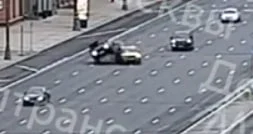 Видео с моментом ДТП с участием Mercedes и такси в Москве появилось в Сети