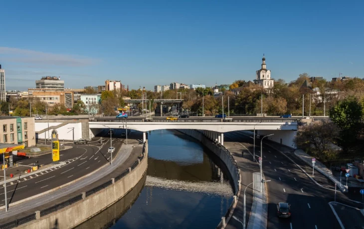 В центре Москвы отремонтировали Костомаровский мост