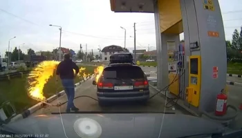 Житель Сахалина чуть не спалил АЗС из-за жука на бензобаке автомобиля