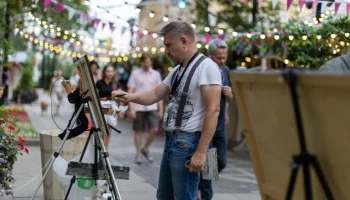 Гостей вернисажа арт-маркета на Никитском бульваре пригласили на обучение живописи